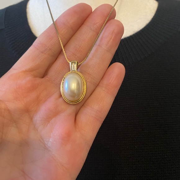 Vintage 1983 Avon Feminine Faux Pearl And Baguette Rhinestone Pendant Necklace - Picture 4 of 8